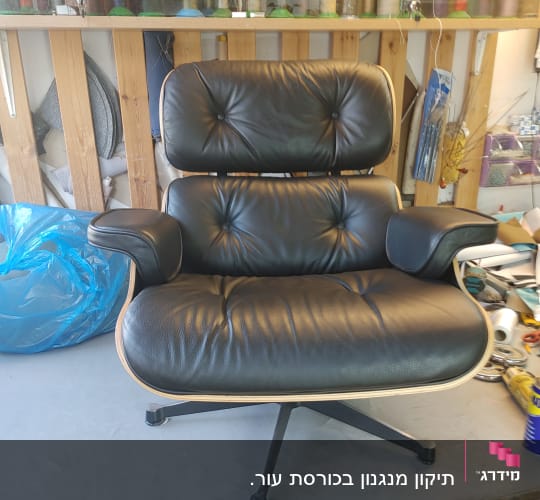 כיסא עור מרופד עם רגליים מתכתיות